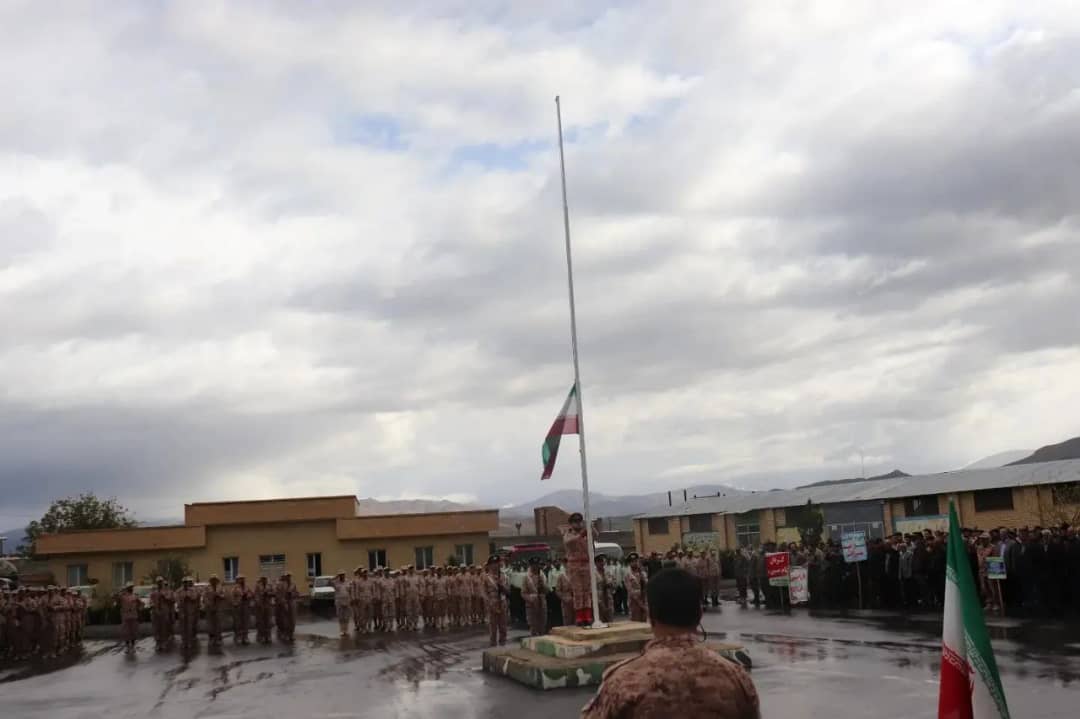 همزمان با سوم خرداد روز مقامت، ایثار و پیروزی؛  با حضور عبدالله نژاد فرماندار چالدران مراسم صبحگاه مشترک  نیروهای مسلح این شهرستان در محل میدان صبحگاه  سپاه چالدران  برگزار شد .