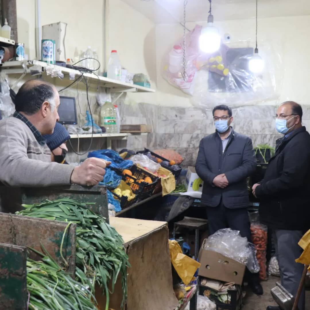✅عبدالله نژاد فرماندارشهرستان چالدران در راستای تنظیم بازار ضمن دیدار با بازاریان و میوه فروشان چالدران در یک دیدار صمیمی مسائل و مشکلات آنان را مورد بحث و بررسی قرار دادند.