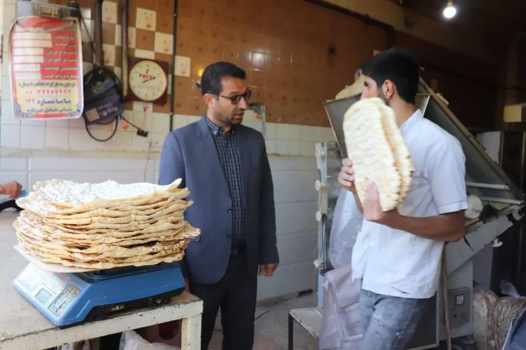 محمد رضا عبدالله نژاد فرماندار شهرستان چالدران در تداوم بازدیدهای میدانی خود از نانوایی ها امروز 2 مرداد 1401 به صورت سرزده از چند واحد نانوایی در شهرستان بازدید نمود.