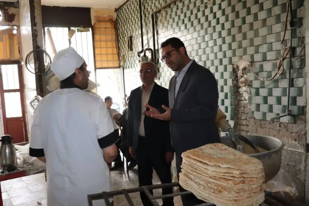 محمد رضاعبدالله نژاد فرماندار شهرستان چالدران در تداوم بازدیدهای میدانی خود از نانوایی ها امروز 28 تیر 1401 به صورت سرزده از چند واحد نانوایی در شهرستان بازدید نمود.