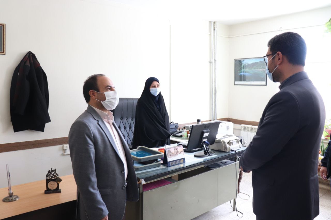 ✅فرماندار شهرستان چالدران به صورت سرزده از اداره آموزش و پرورش شهرستان بازدید وبا مدیریت و کارکنان این اداره دیدارو در یک فضای صمیمی با کارکنان این اداره به گفتگو پرداخت .