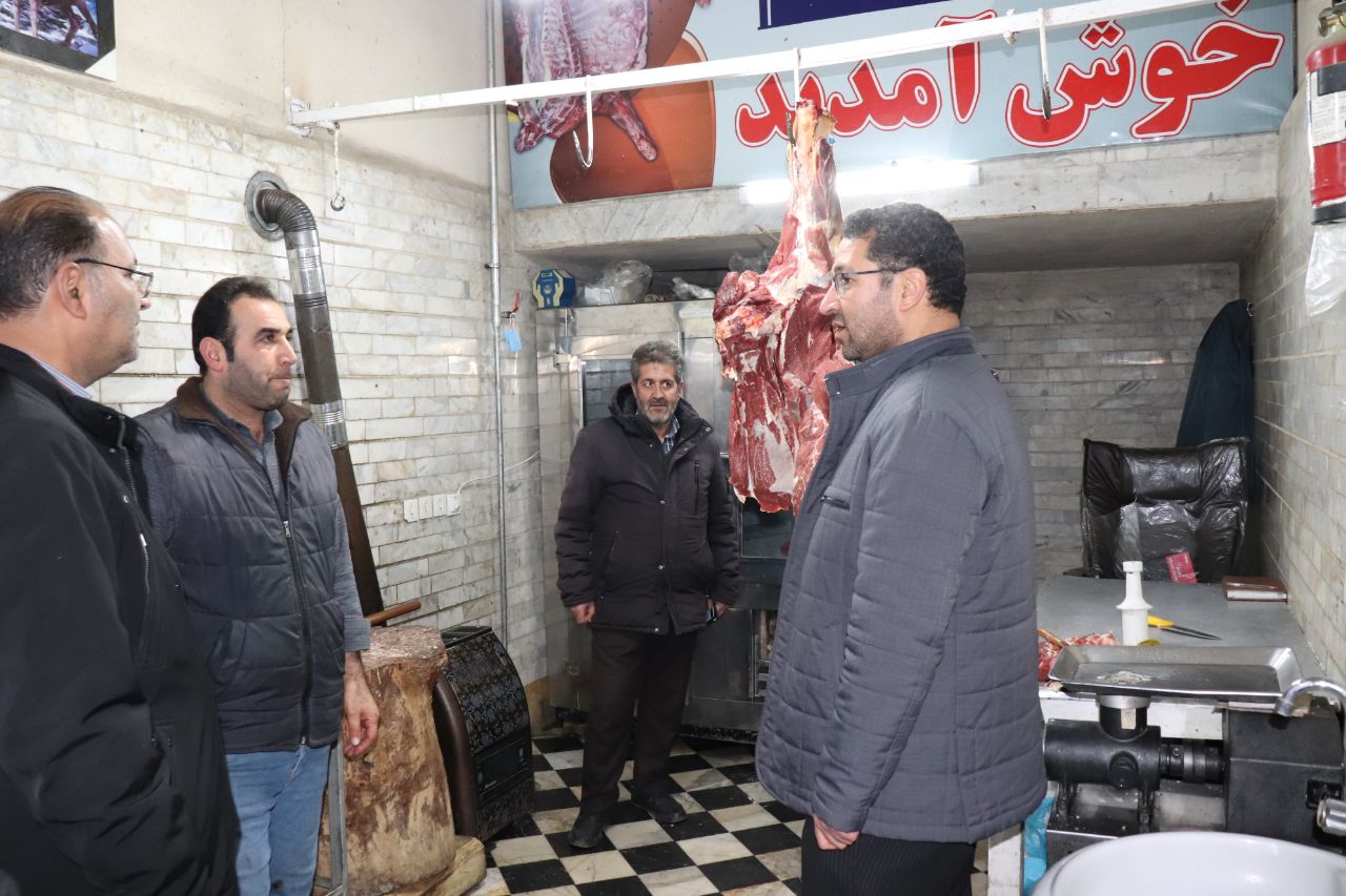 محمدرضا عبدالله نژاد فرماندار چالدران با حضور میدانی در بازار عرضه کالا ، بازار شب یلدا را بررسی کرد.