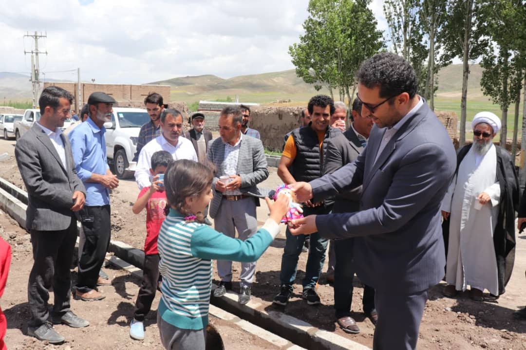 محمدرضا عبدالله نژاد فرماندار چالدران در روستای حالحال علیای بخش دشتک حضور یافت و  ضمن دیدار با اهالی روستا از نزدیک از روند اجرایی طرح هادی این روستا بازدید نمودند.