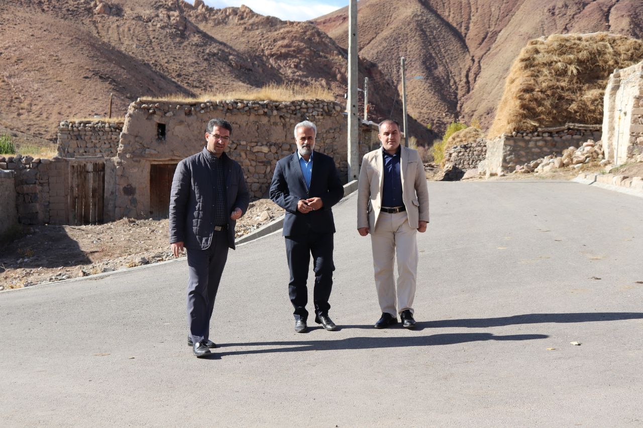 ✍ به گزارش روابط عمومی فرمانداری شهرستان چالدران ؛ محمدرضا عبدالله نژاد فرماندار شهرستان چالدران از اجرای طرح هادی روستای زاویه علیا از توابع بخش مرکزی چالدران بازدید کردند.