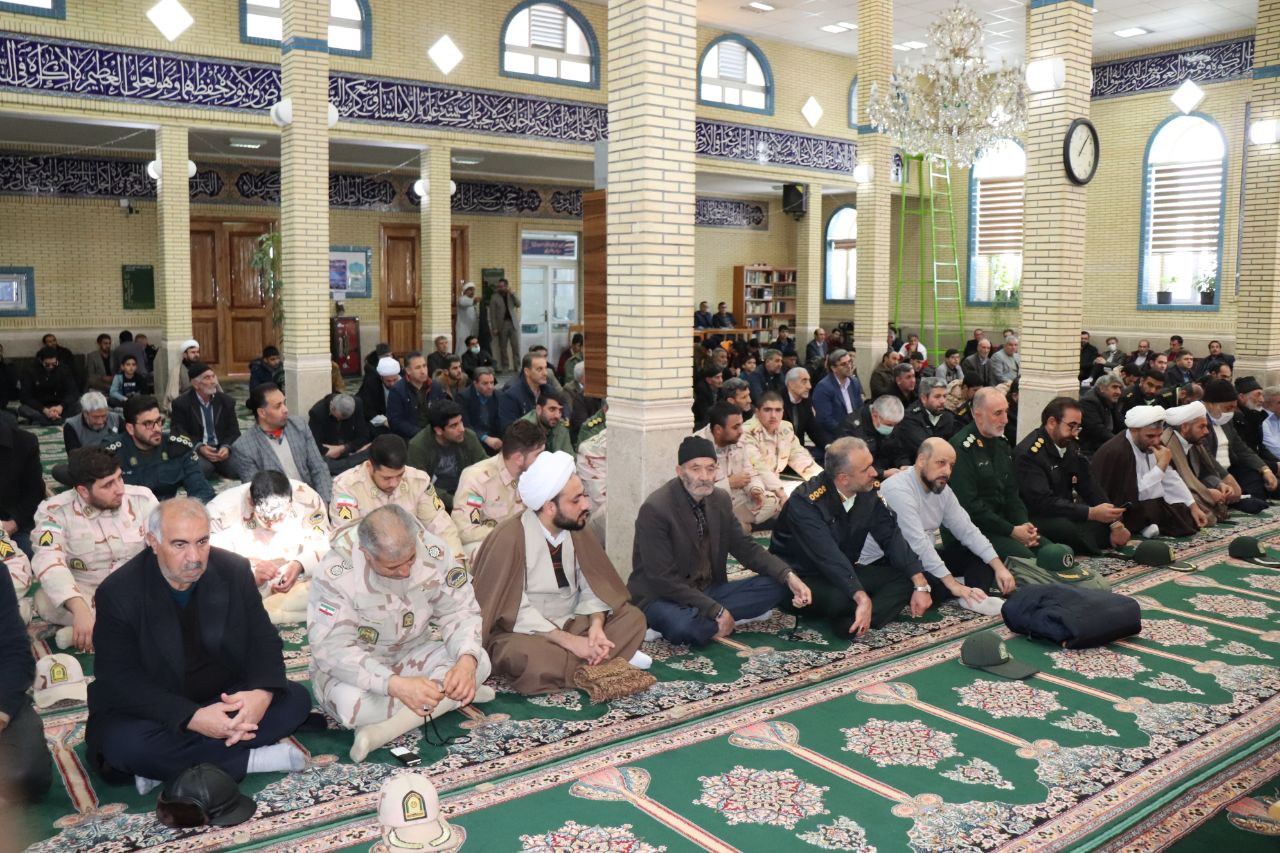 ✍ به گزارش پایگاه اطلاع رسانی فرمانداری شهرستان چالدران ؛ محمد رضا عبدالله نژاد فرماندار با حضور در مسجد جامع این شهرستان در مراسم عبادی سیاسی نماز جمعه این هفته شرکت نمودند