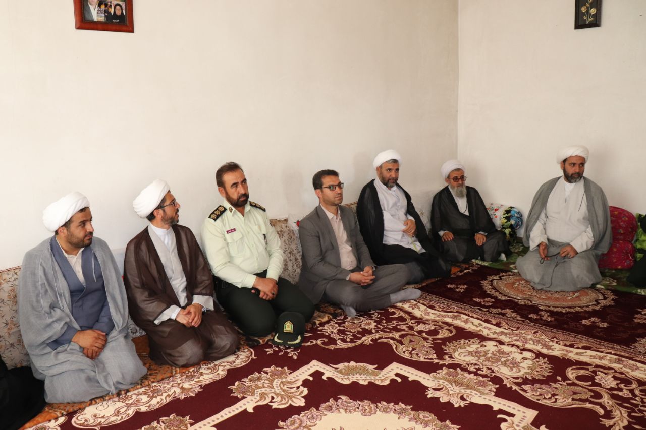 محمدرضا عبدالله نژاد فرماندار شهرستان چالدران به همراه حجت الاسلام و المسلمین امامی مدیر کل تبلیغات اسلامی با حضور در منزل شهید والامقام غلامعلی نجفی از مادر شهید دیدار و تجلیل کرد.