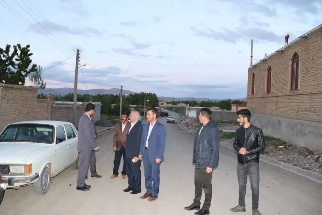 محمد رضاعبدالله نژاد فرماندار شهرستان چالدران به همراه کواکبی معاون برنامه ریزی و امور عمرانی فرمانداراز روند اجرایی طرح هادی در روستای خضرلو بازدید کرد .
