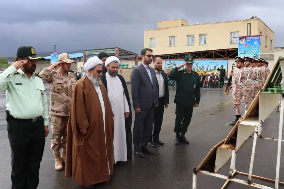 همزمان با سوم خرداد روز مقامت، ایثار و پیروزی؛  با حضور عبدالله نژاد فرماندار چالدران مراسم صبحگاه مشترک  نیروهای مسلح این شهرستان در محل میدان صبحگاه  سپاه چالدران  برگزار شد .