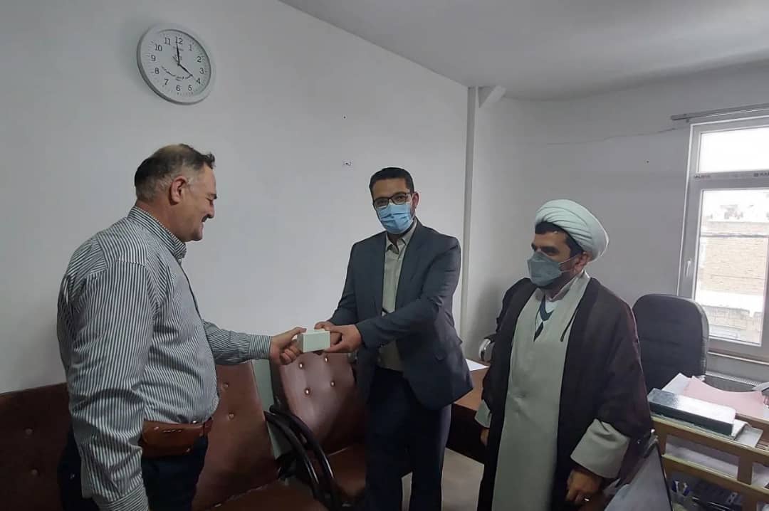 ✅عبدالله نژاد فرماندار چالدران به همراه حجت الاسلام والمسلمین واحدی فرد رئیس دادگستری با حضور در محل دفتر شورای حل اختلاف دادگستری چالدران ضمن بررسی مسائل آنان ازخدمات آنان نیز تجلیل نمودند.