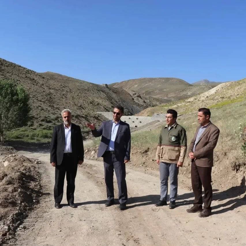 محمدرضا عبدالله نژاد فرماندار شهرستان چالدران از روند اجرایی احداث سدهای آبخیزداری حوزه آبریز حراملو بازدید کرد .