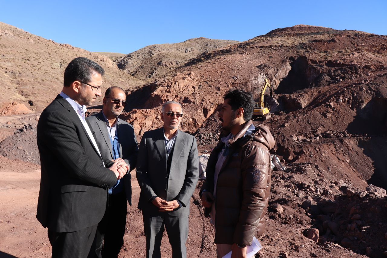 ✅ محمد رضا عبدالله نژاد فرماندار چالدران از روند فعالیت واحد معدنی منگنز روستای صفو در بخش دشتک چالدران بازدید و از نزدیک مسائل و مشکلات این واحد معدنی را مورد بحث و بررسی قرار داد.