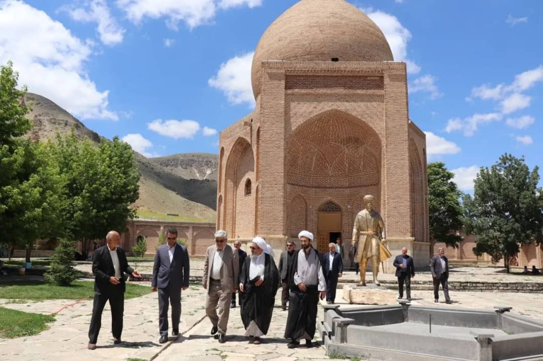 محمدرضا عبدالله نژاد فرماندار شهرستان چالدران به همراه نماینده مردم شهرستانهای ماکو، چالدران، شوط و پلدشت در مجلس شورای اسلامی از روند اجرایی طرح سایت موزه جنگ چالدران بازدید نمودند.