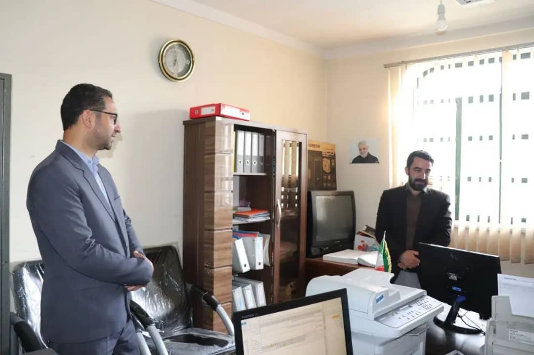 محمدرضا عبدالله نژاد فرماندار شهرستان چالدران امروز صبح در نخستین لحظه ساعات اداری ، به صورت سرزده از ادارات صنعت و معدن و اداره تعاون، کار ورفاه امور اجتماعی بازدید کرد .