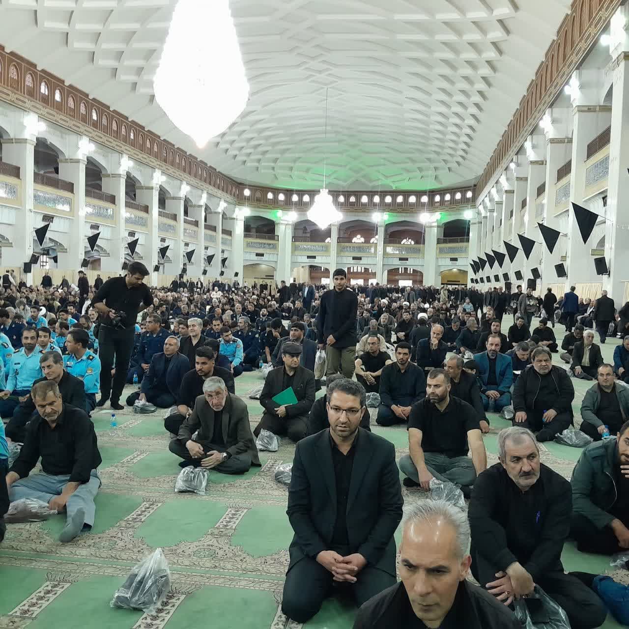 حضور محمد رضا عبداله نژاد فرماندار چالدران در مراسم تشییع پیکر شهید آیت الله آل هاشم نماینده ولی فقیه در آذربایجان شرقی امام جمعه تبریز در مصلی اعظم تبریز