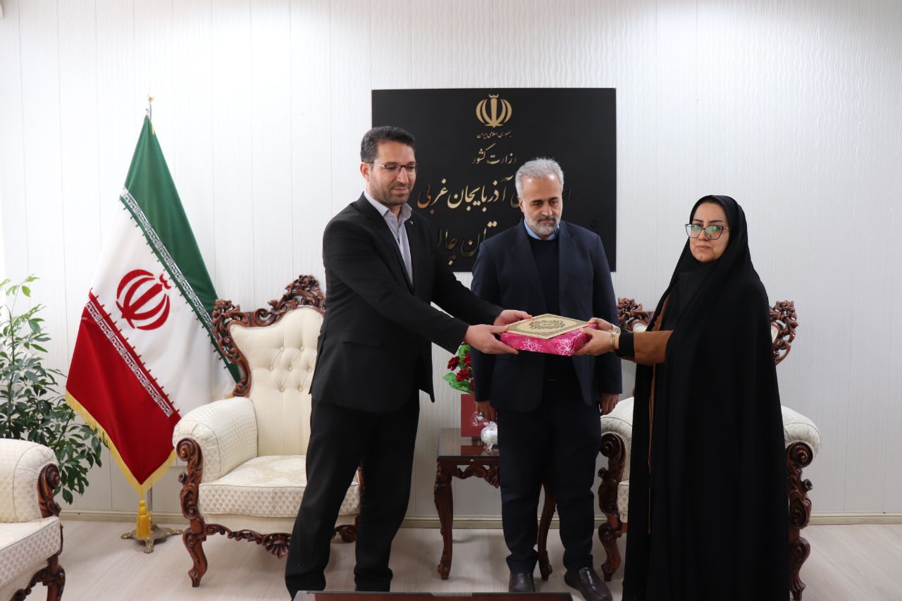 تجلیل از بانوان شاغل در فرمانداری شهرستان چالدران به مناسبت روز زن