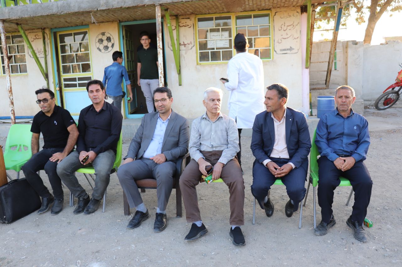 محمدرضا عبدالله نژاد فرماندار چالدران با حضور در مجموعه ورزشی شهید چمران چالدران از نزدیک مسابقه فوتبال ما بین تیم هئیت فوتبال چالدران و پلیکان ارومیه را تماشا کرد .