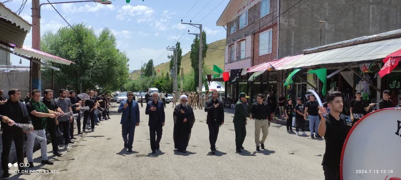 همزمان با تاسوعای حسینی حضور فرماندار شهرستان چالدران به همراه امام جمعه و مسئولین شهرستانی در جمع عزاداران شهر آواجیق بخش دشتک