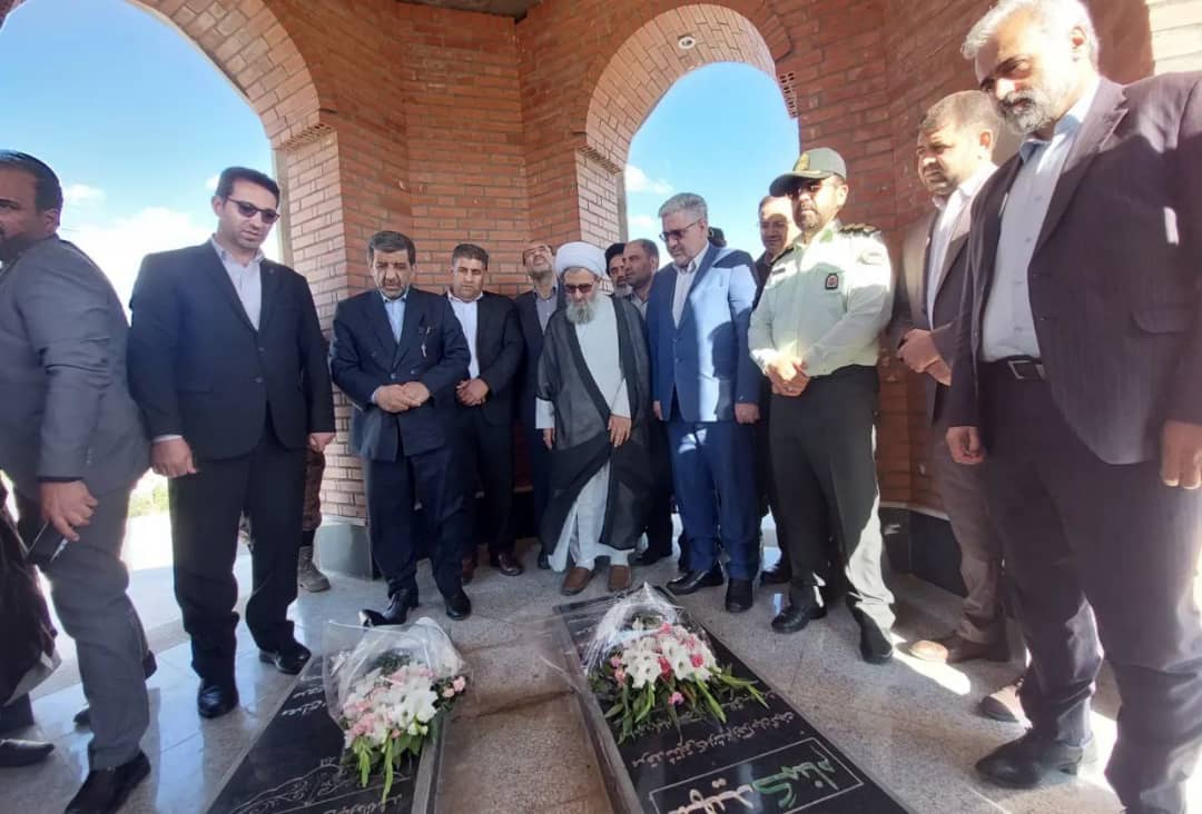 ضرغامی در ادامه سفر خود به شهرستان چالدران در مزار شهدای گمنام حضور یافت و با نثار فاتحه و اهداء شاخه گل با مقام والای شهدا تجدید بیعت و بر حفظ راه شهدا تاکید کرد .