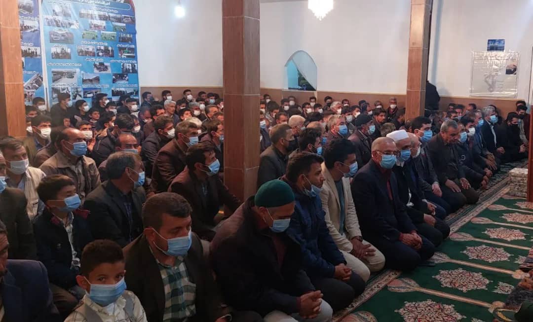 محمد رضا عبدالله نژاد فرماندار شهرستان چالدران ضمن شرکت در یادواره شهدای اهل تسنن  روستای مخور کرد مسائل و مشکلات  اهالی این روستا را مورد بحث و بررسی قرار داد.