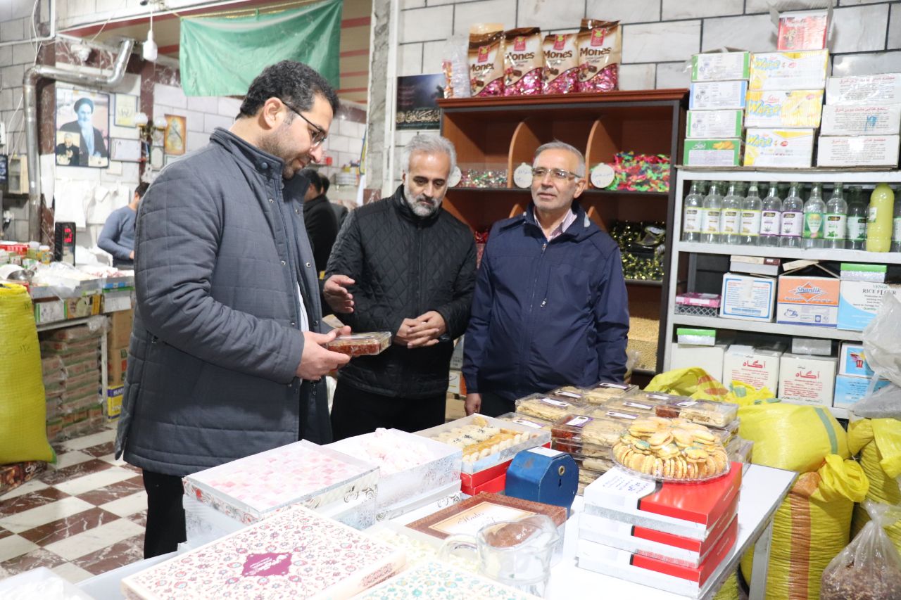 محمدرضا عبدالله نژاد فرماندار چالدران با حضور میدانی در بازار عرضه کالا ، بازار شب یلدا را بررسی کرد.