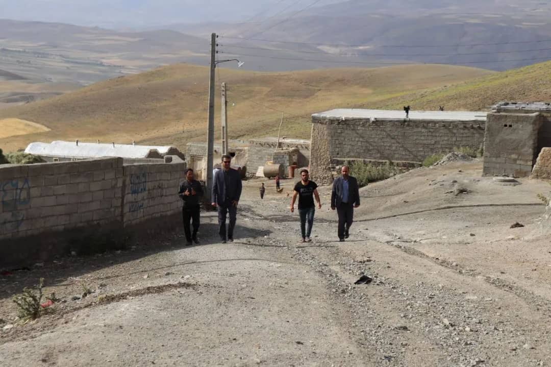 محمد رضا عبدالله نژاد فرماندارشهرستان چالدران با حضور در روستای انبار علیا از توابع بخش مرکزی این شهرستان ضمن دیدار با اهالی روستا مسائل و مشکلات روستاییان را از نزدیک مورد بحث و بررسی قرار داد.