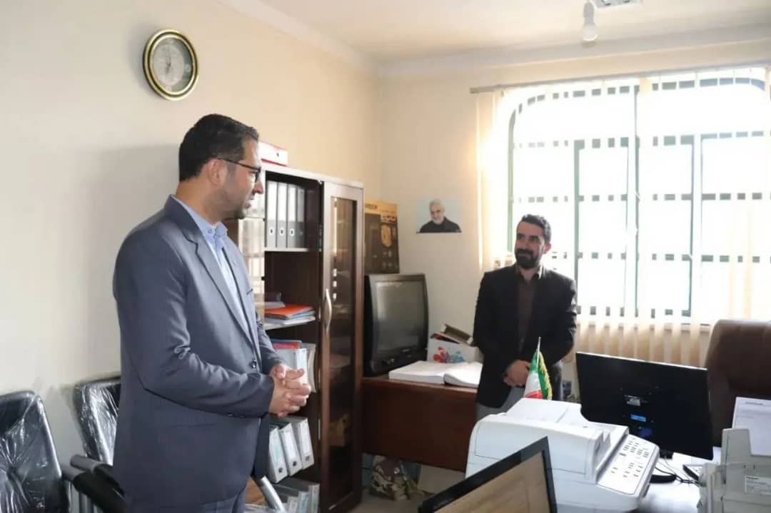 محمدرضا عبدالله نژاد فرماندار شهرستان چالدران امروز صبح در نخستین لحظه ساعات اداری ، به صورت سرزده از ادارات صنعت و معدن و اداره تعاون، کار ورفاه امور اجتماعی بازدید کرد .