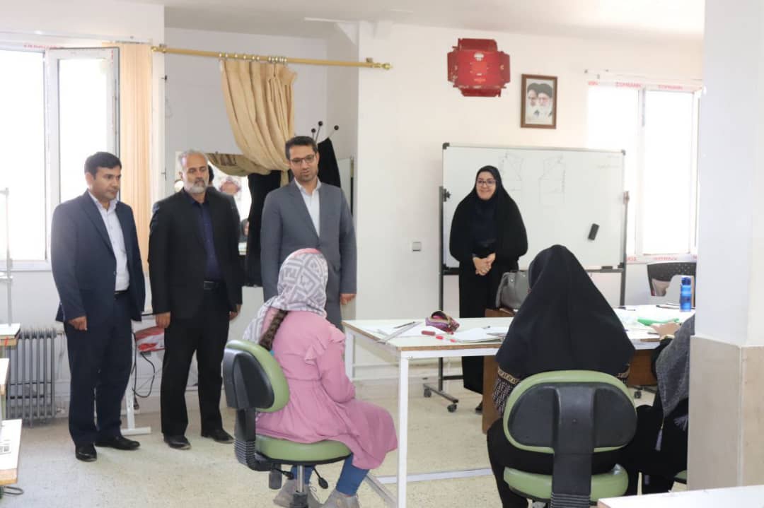 محمدرضا عبدالله نژاد فرماندار شهرستان چالدران  از مرکز آموزش فنی و حرفه ای چالدران بازدید و از نزدیک با نحوه آموزش مهارت کار آموزان مرکز فنی و حرفه ای چالدران  آشنا شد .