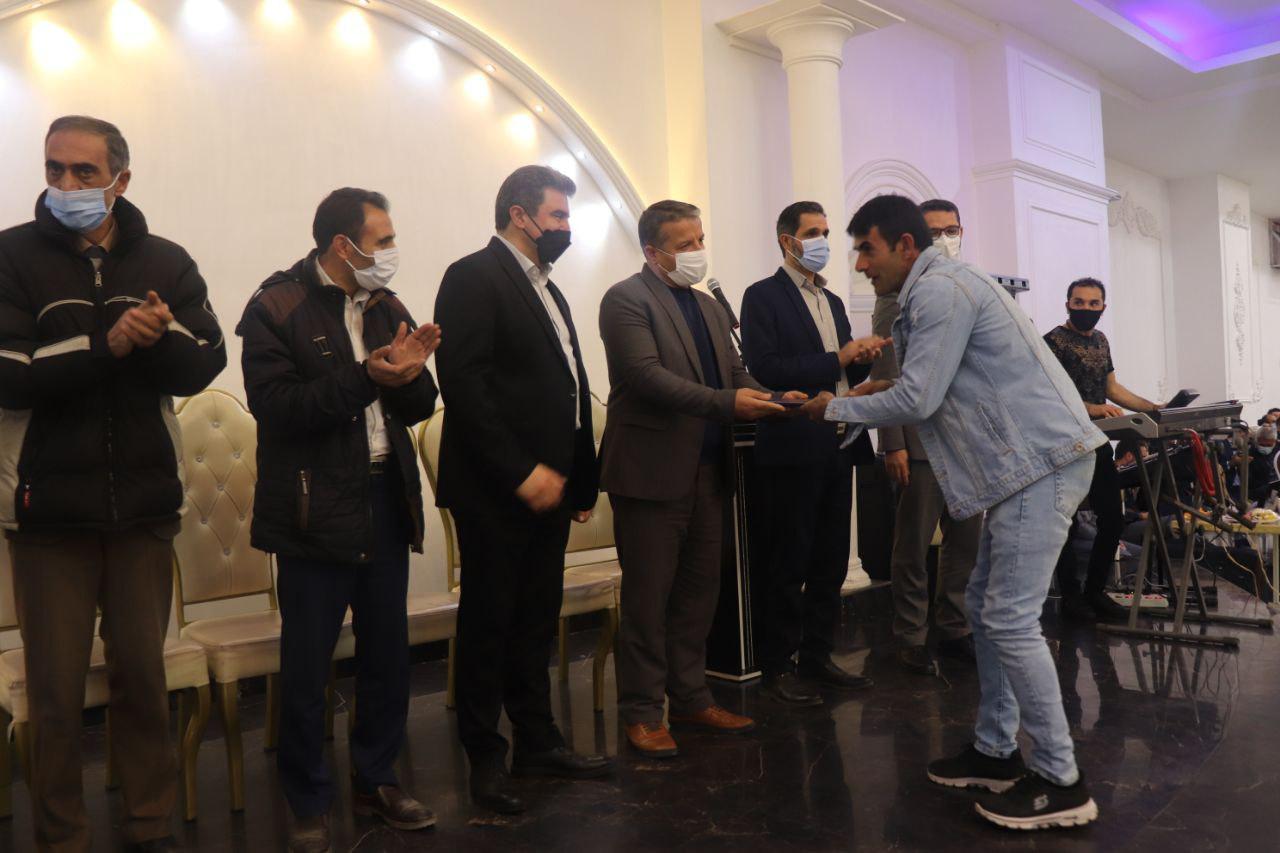 با حضور عبدالله نژاد فرماندار شهرستان چالدراناسم تجلیل از قبول شدگان کنکور سراسری دانش آموزان نخبه ،فعالان عرصه فرهنگی ،اجتماعی ،هنری ،خبرنگاران واصحاب رسانه در محل تالار مجلل آیدانه برگزار شد.