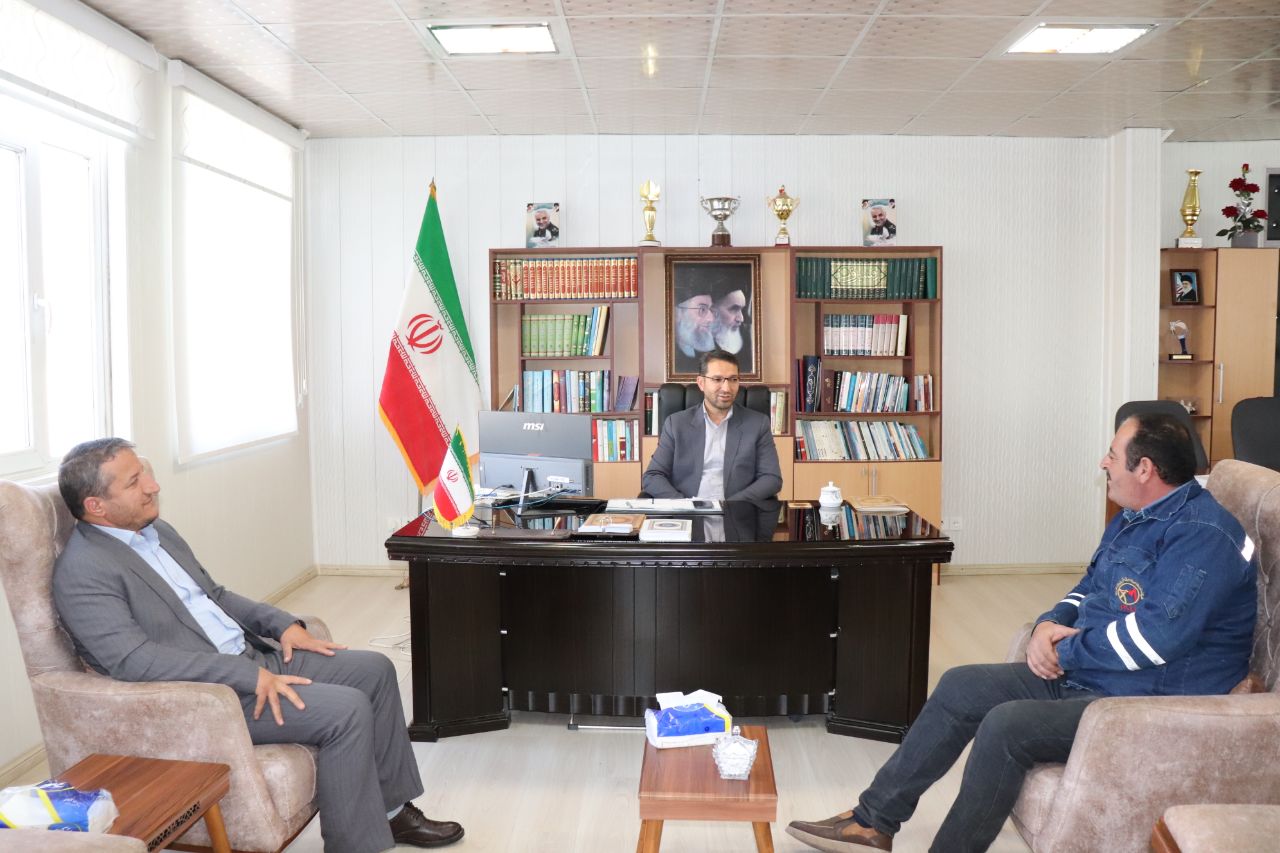 دیدار رییس و کارکنان اداره برق شهرستان چالدران با فرماندار
