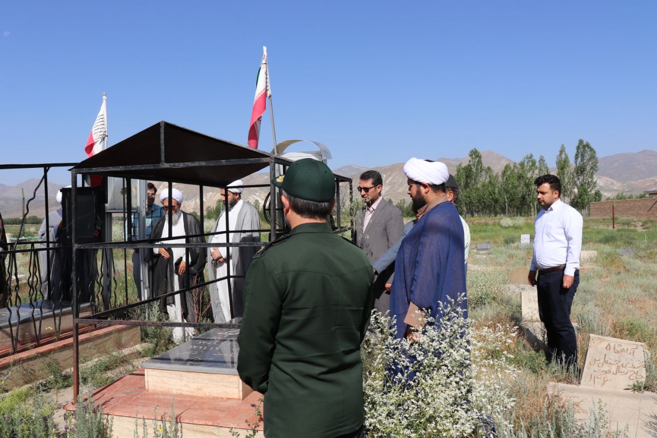 محمدرضا عبداله نژاد فرماندار چالدران به همراه حجت الاسلام و المسلمین امامی مدیر کل تبلیغات اسلامی در مزار شهدای روستای تازه کند حضور یافتند.