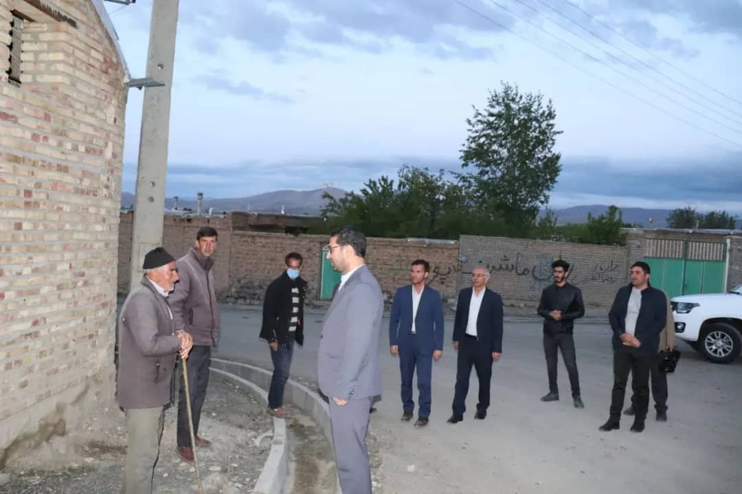 محمد رضاعبدالله نژاد فرماندار شهرستان چالدران به همراه کواکبی معاون برنامه ریزی و امور عمرانی فرمانداراز روند اجرایی طرح هادی در روستای خضرلو بازدید کرد .
