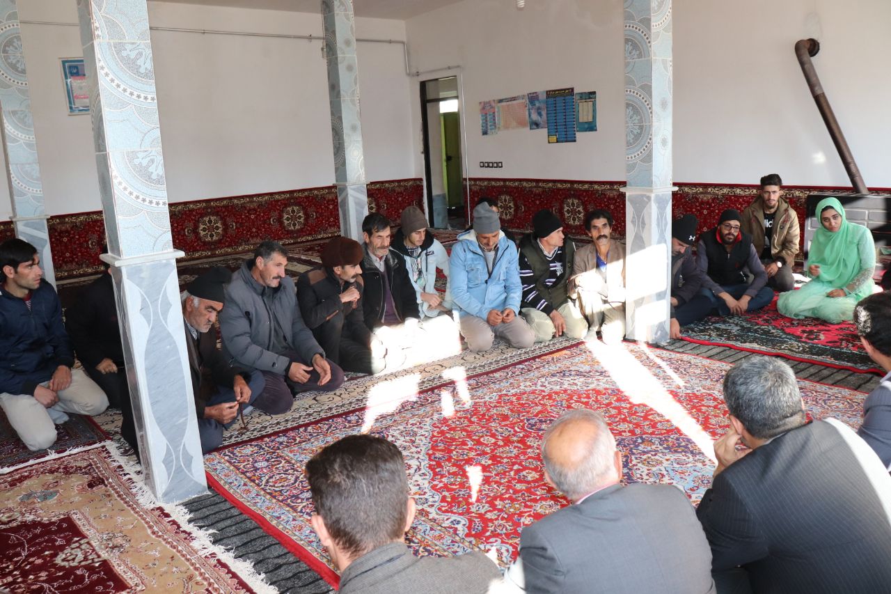 ملاقات مردمی و چهره به چهره محمدرضا عبدالله نژاد فرماندار شهرستان چالدران با مردم روستای سگریک از توابع بخش مرکزی چالدران