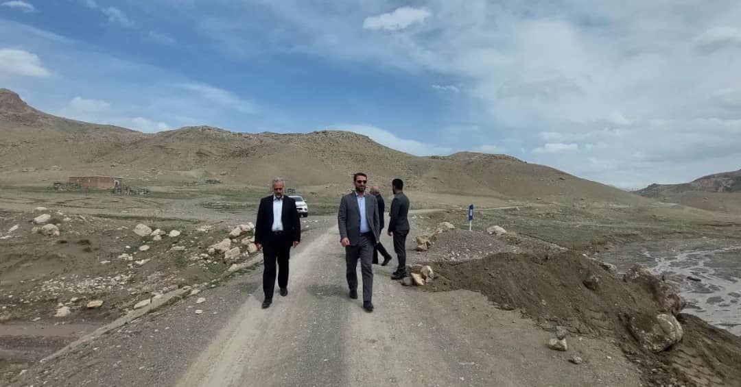 محمدرضا عبدالله نژاد فرماندار شهرستان چالدران به همراه معاونین خود از عملیات مقاوم سازی پل در حال تخریب ما بین روستای مزرعه به طرف بارون بازدید کرد.