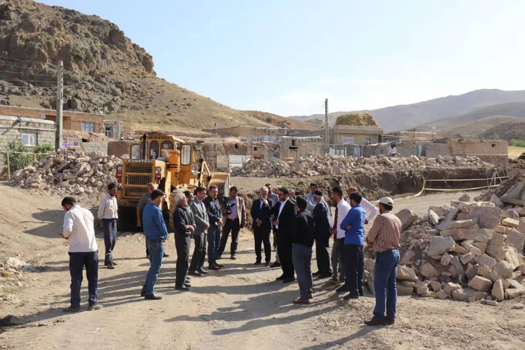محمد رضا عبدالله نژاد فرماندار شهرستان چالدران با حضور در روستای قره آغل از روند اجرای احداث دیوار ساحلی این روستا بازدید کرد .