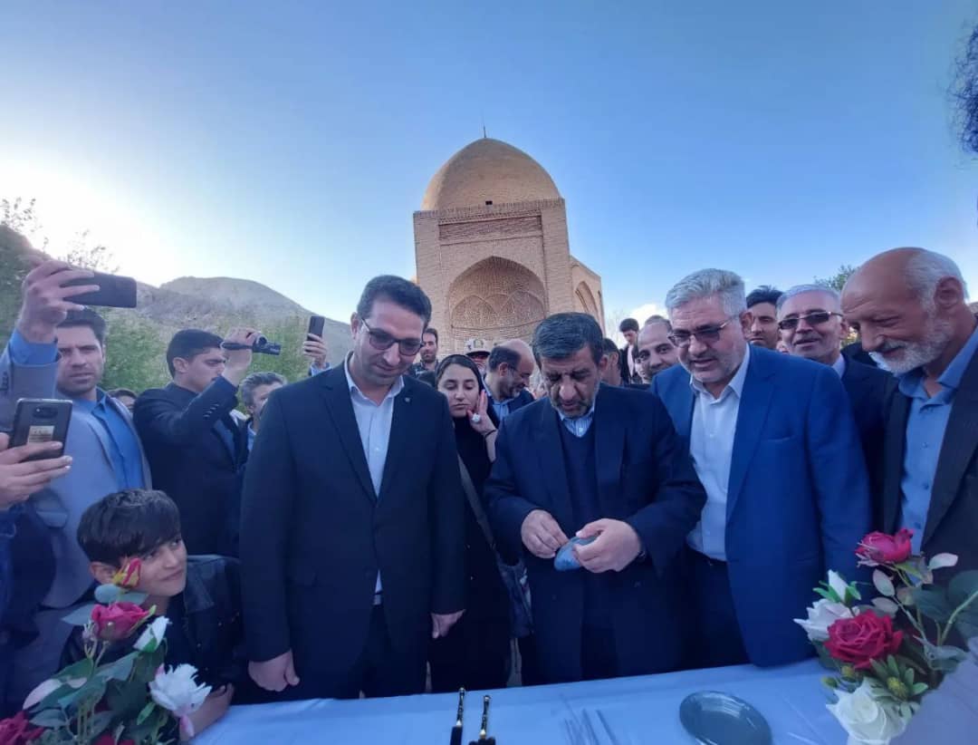 ضرغامی وزیر میراث فرهنگی و گردشگری و صنایع دستی درادامه سفر خود به چالدران به همراه عبدالله نژادفرماندار چالدران از مقبره سید صدرالدین بازدید نمودند.