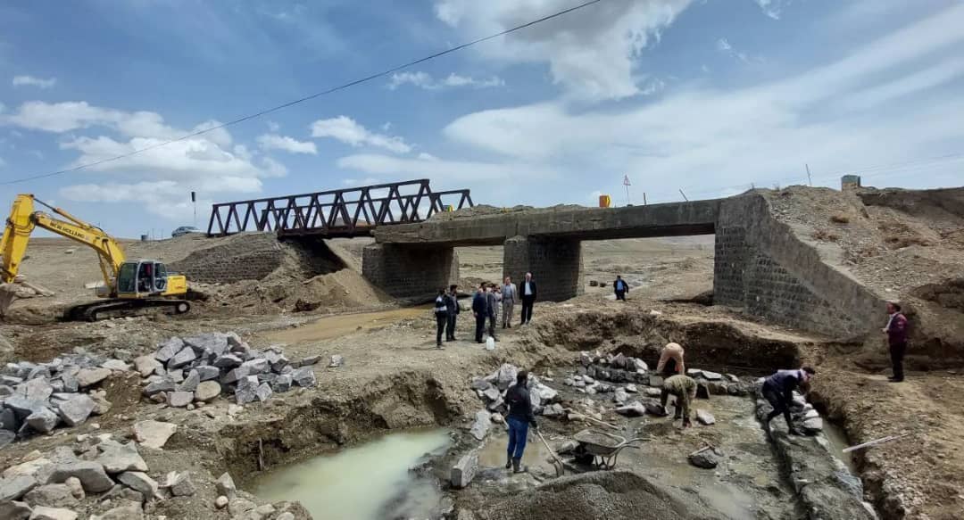 ✅ محمد رضا عبدالله نژاد فرماندار شهرستان چالدران به همراه معاونین خود با حضور در روستای قرخ بلاغ از نزدیک از مراحل عملیات اجرایی احداث پل قرخ بلاغ بازدید نمودند.