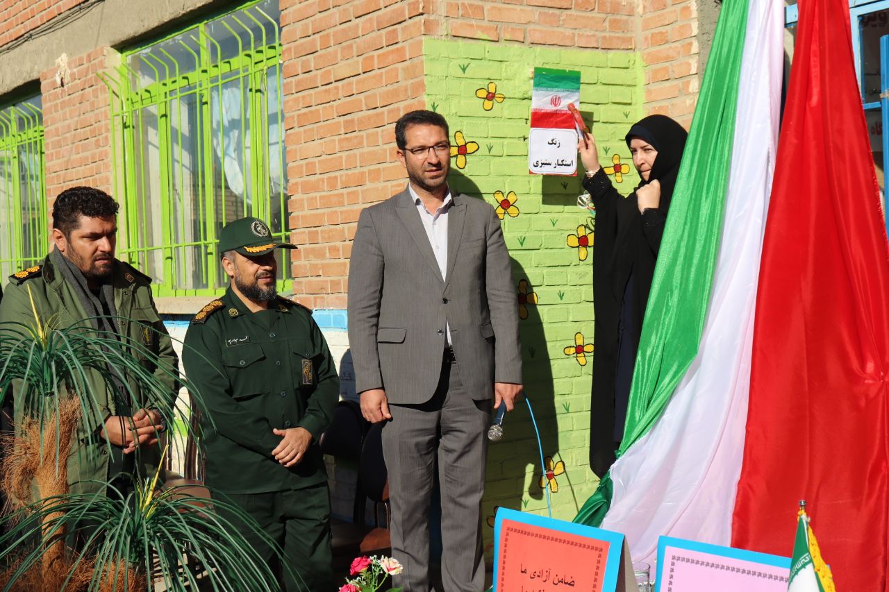 نواختن زنگ استکبار ستیزی در مدرسه بنت المهدی با حضور فرماندار شهرستان چالدران
