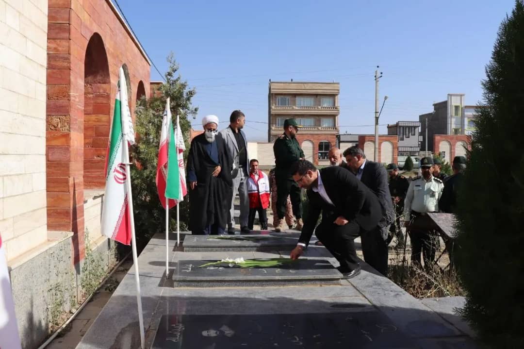 همزمان با اولین روز از هفته دولت با حضور محمدرضا عبدالله نژاد فرماندار شهرشتان چالدران مراسم غبارروبی و عطر افشانی مزار شهدا در چالدران برگزار شد .