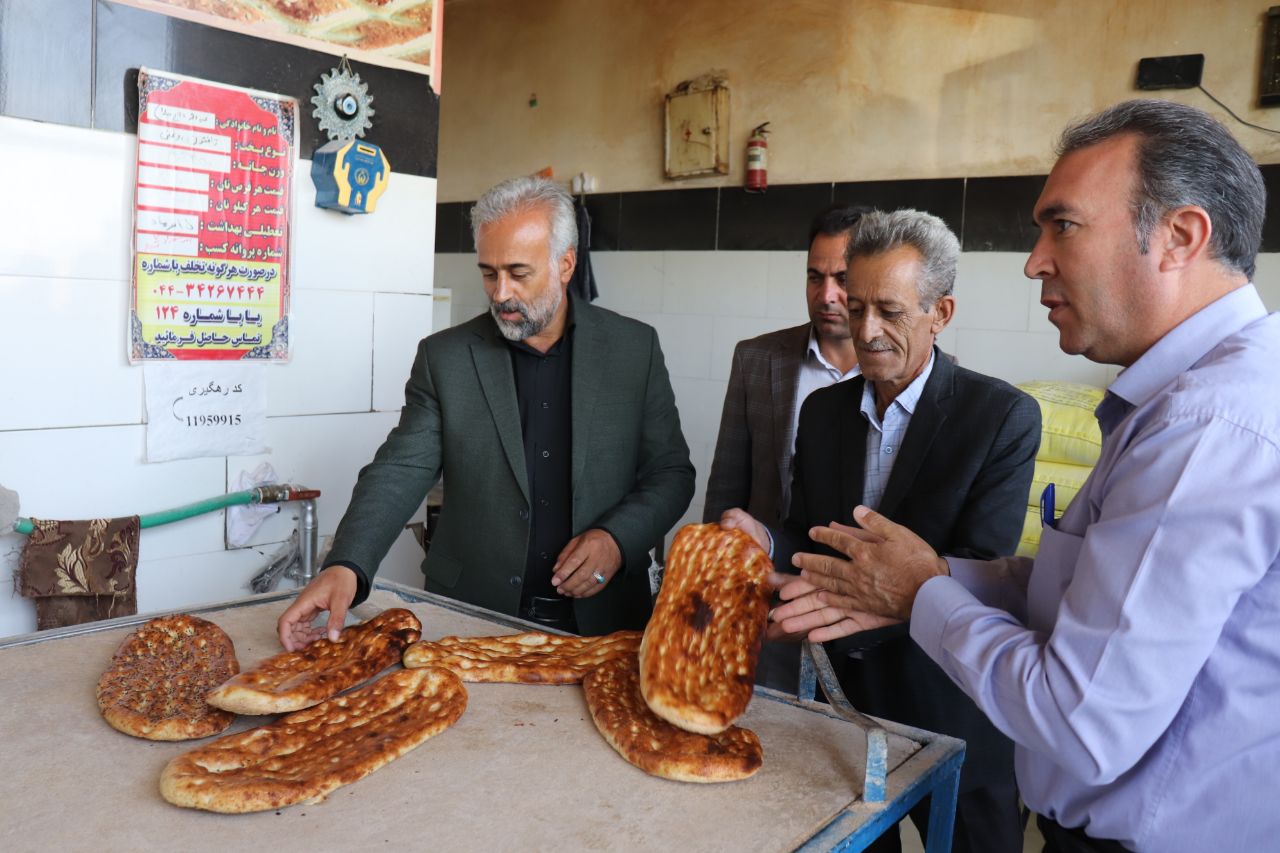 در جریان بازدید از نانوایان چالدران آرد مصرفی واحدهای نانوایی شهرستان مورد بررسی و نمونه گیری قرار گرفت.
