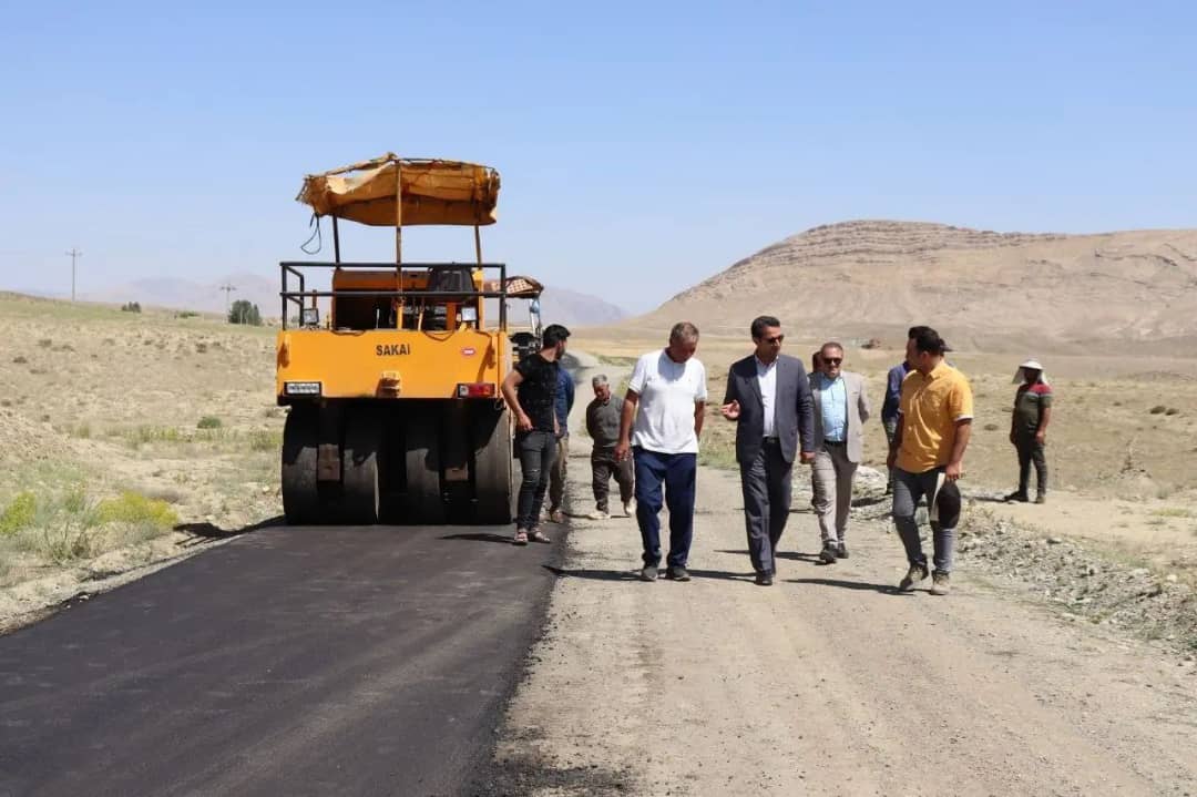 محمدرضا عبدالله نژاد فرماندار شهرستان چالدران از روند اجرایی بهسازی و آسفالت ریزی روستای قرمزی داش چالدران بازدید و مسائل و مشکلات این طرحها را مورد بررسی قرار داد .