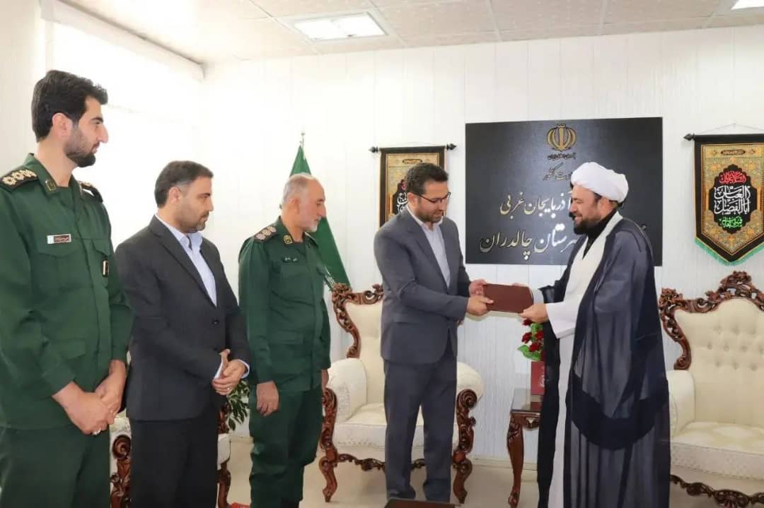 به مناسبت گرامیداشت هفته دولت ، سرهنگ درستی فرمانده سپاه پاسداران شهرستان چالدران با حضور در فرمانداری با عبدالله نژاد فرماندار چالدران دیدار و گفتگو کردند .