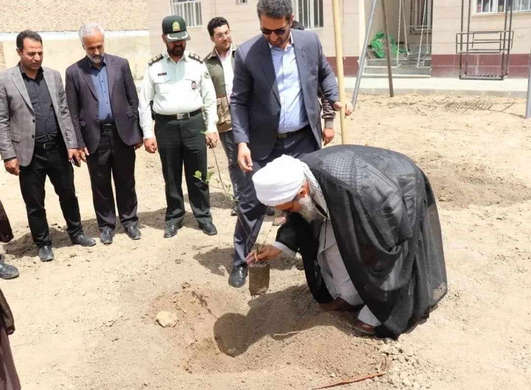 به مناسبت گرامی داشت هفته قوه قضائیه محمدرضا عبدالله نژاد فرماندار شهرستان چالدران در محوطه خانه های سازمانی دادگستری چالدران حضور یافت وبا کاشت چند اصله نهال این هفته را گرامی داشتند.