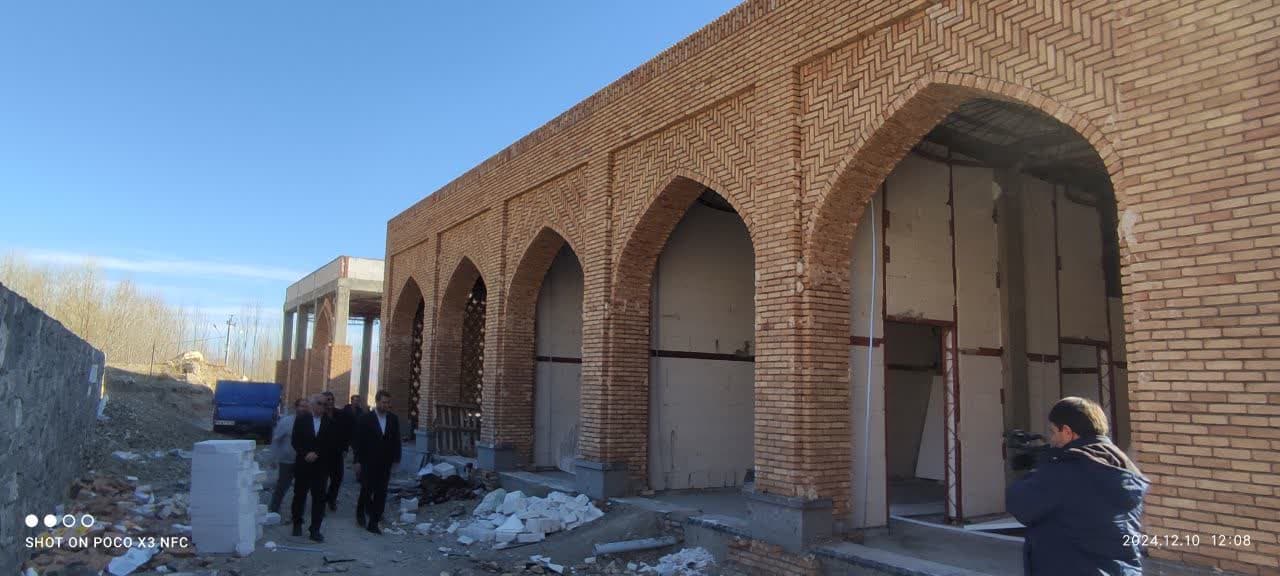 به گزارش روابط عمومی فرمانداری چالدران محمد رضا عبدالله نژاد فرماندار چالدران به همراه از عملیات اجرائی ساختمان سایت موزه نبرد چالدران که در زمینی به وسعت 42هزار متر مربع با اعتبار 8میلیارد تومان در