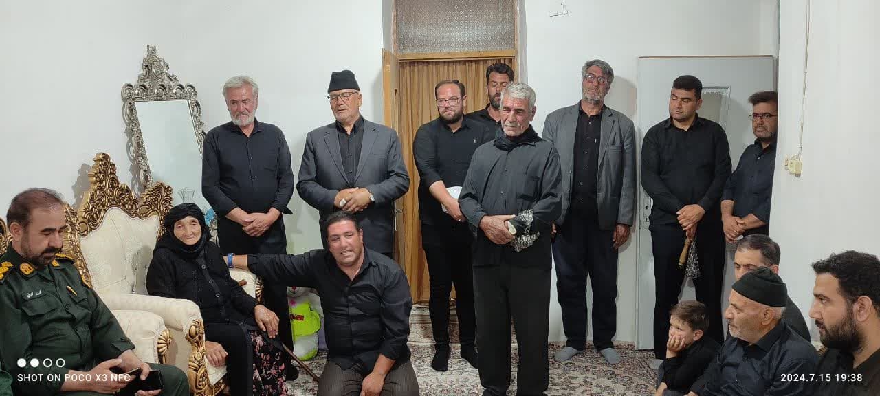 همزمان با تاسوعای حسینی محمد رضا عبداله نژاد فرماندار چالدران، به همراه امام جمعه محترم شهرستان و مسئولین شهرستانی با حضور در منزل شهید منصور پور علی از مادر این شهید بزرگوار دیدار و دلجویی شد .
