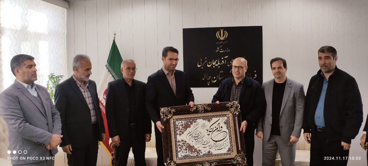 📸گزارش تصویری تجلیل و قدردانی مدیرکل کمیته امداد امام خمینی(ره)استان از محمد رضا عبدالله نژاد فرماندار شهرستان چالدران به پاس قدر دانی از زحمات و پیگیریهای دلسوزانه ایشان در امورات مددجویان شهرستان