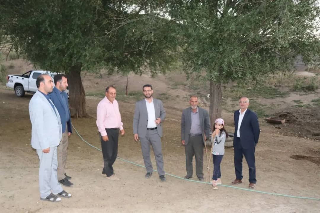 محمدرضا عبدالله نژاد فرماندارشهرستان چالدران در جهت بررسی مسائل و مشکلات روستای آغمزار از توابع بخش مرکزی این شهرستان در این روستا حضور یافت.