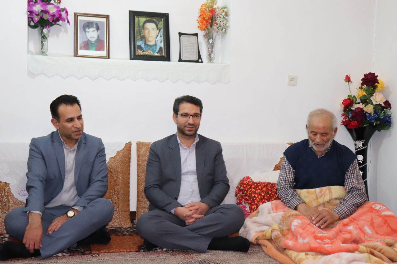 عبدالله نژاد فرماندار به همراه مدیر کل ورزش و جوانان استان بمناسبت گرامیداشت ایام الله دهه فجر با خانواده شهید جاوید الاثر محمد باقر عباس زاده دیدار و گفتگو کردند .