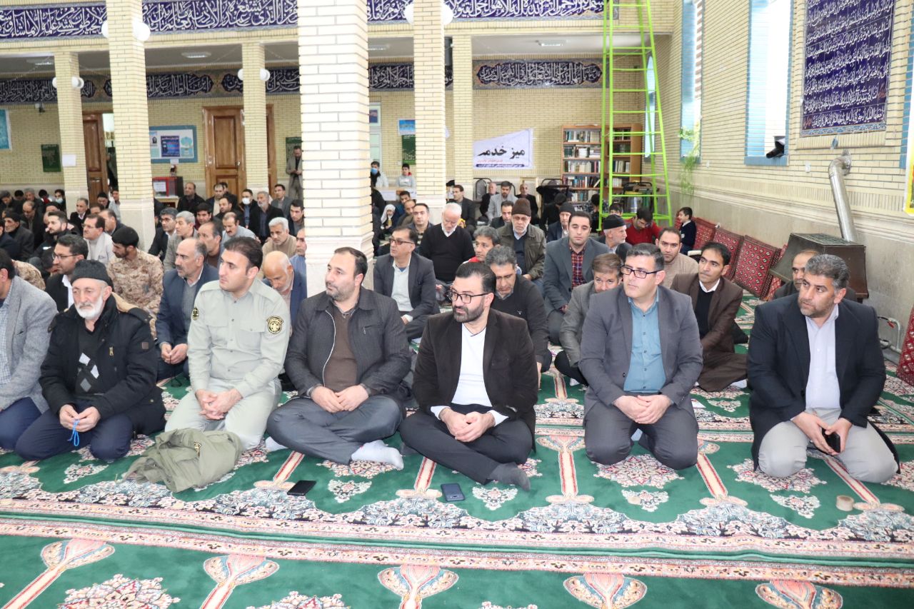 محمد رضا عبدالله نژاد فرماندار چالدران با حضور در مسجد جامع این شهرستان در مراسم عبادی سیاسی نماز جمعه این هفته که به امامت حجت الاسلام و المسلمین محمدزاده امام جمعه شهرستان برگزار شد، شرکت کردند.