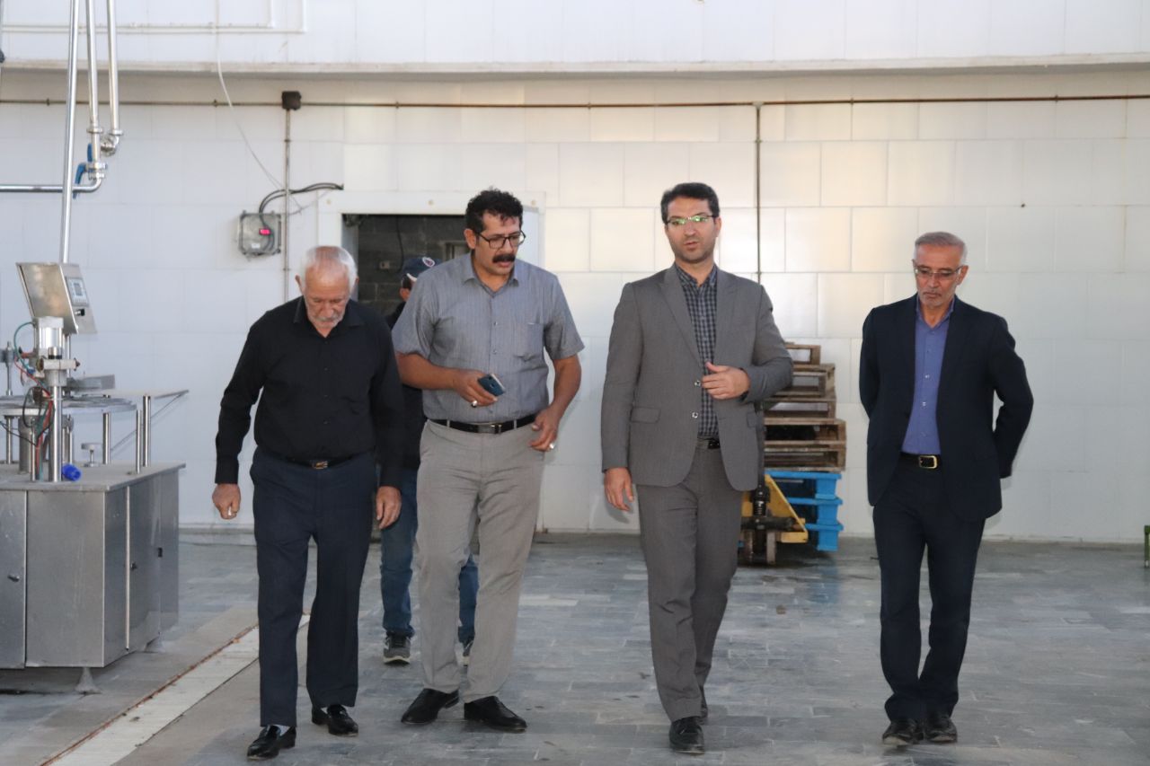 بازدید فرماندار شهرستان چالدران از کارخانه راکد لبنیاتی طاها