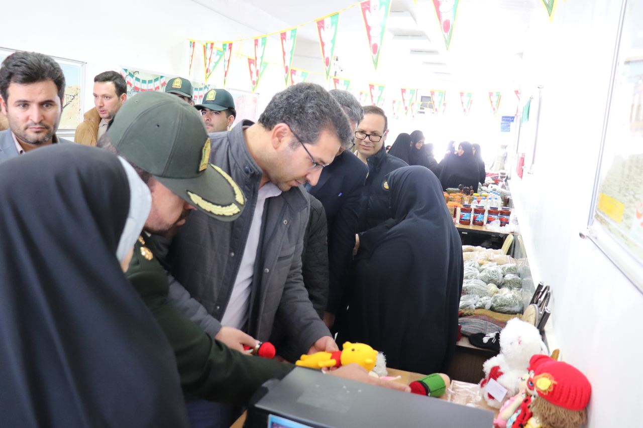 با حضور محمدرضا عبدالله نژاد فرماندار چالدران و اعضای شورای اداری نمایشگاه توانمندیهای بانوان و دانشجویان دانشگاه پیام نور شهرستان چالدران افتتاح شد .